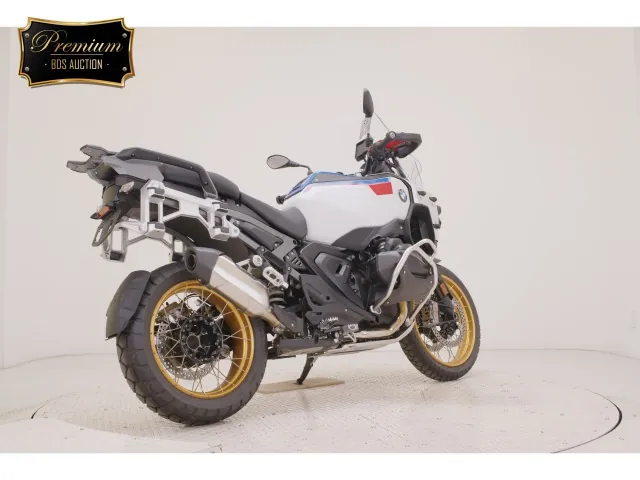 BMW R1300GS Adventure 2025, white | red | blue, фото 5