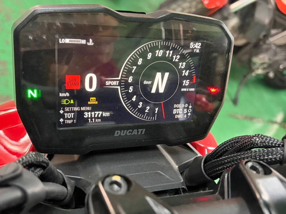 Ducati Street Fighter V4S 2021, красный, фото 3