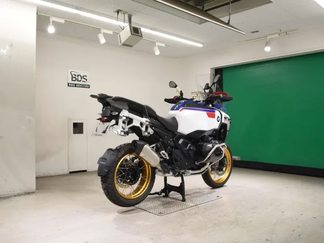 BMW R1300Gs Adv Asa 2026, white | red | blue, фото 5