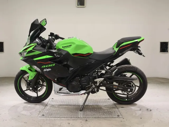 Kawasaki Ninja 400 2021, чёрный, зелёный, фото 2