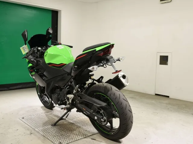 Kawasaki Ninja 400 2021, чёрный, зелёный, фото 6