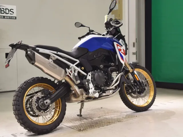 BMW F900Gs 2024, white | red | blue, фото 5
