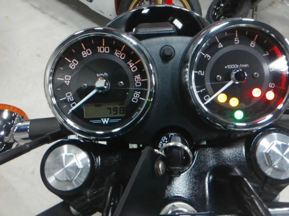 Kawasaki W800-2 2025, black/red, фото 3