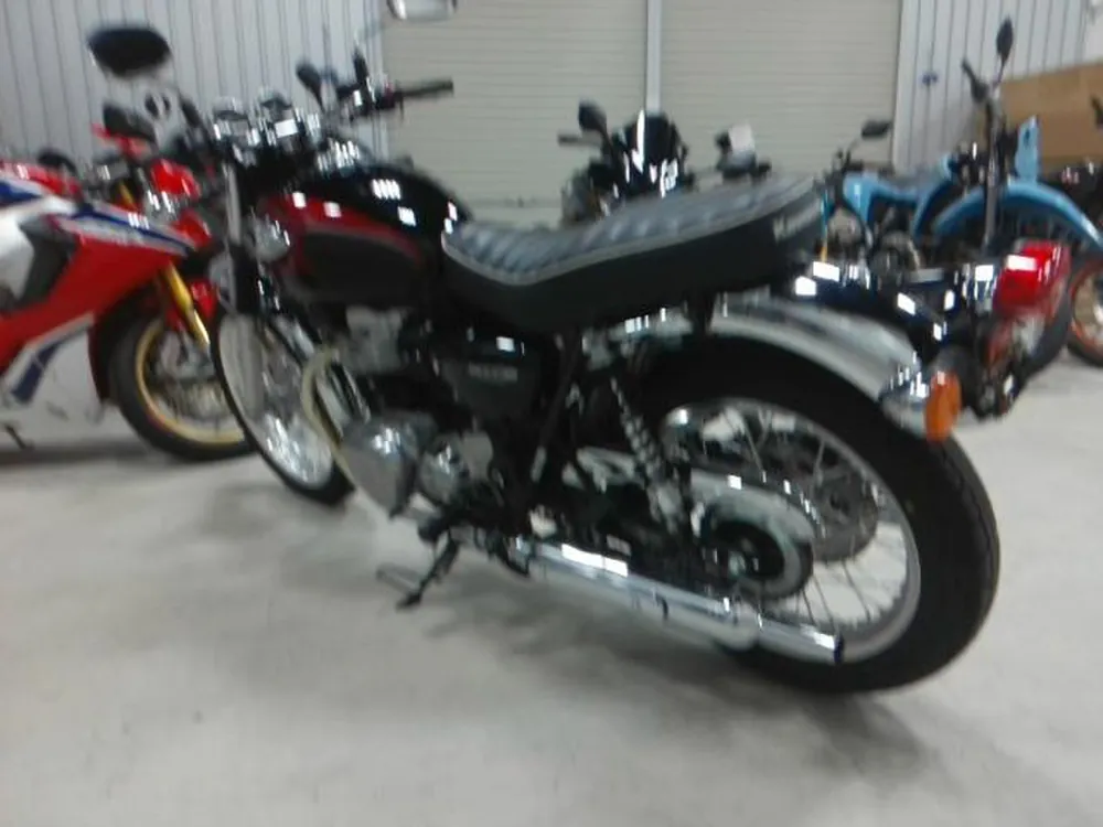 Kawasaki W800-2 2025, black/red, фото 5