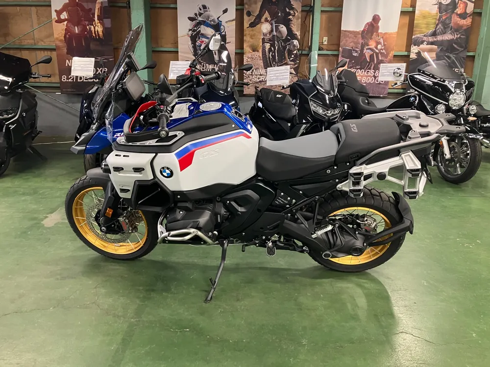 BMW R1300Gs Adv Asa 2026, белый, синий, фото 2