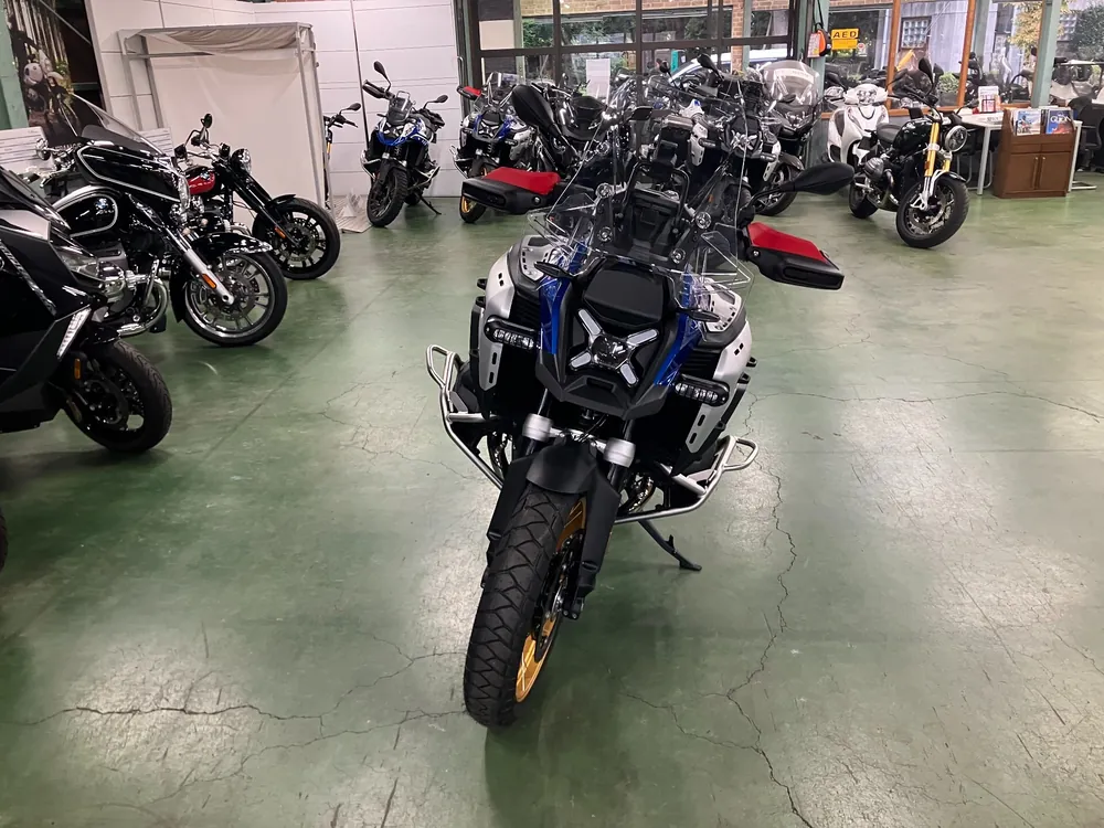 BMW R1300Gs Adv Asa 2026, белый, синий, фото 3