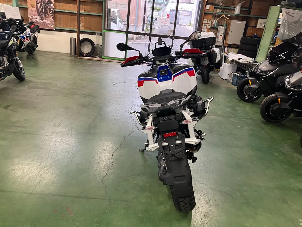 BMW R1300Gs Adv Asa 2026, белый, синий, фото 4