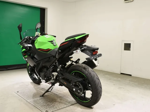 Kawasaki Ninja 400 2022, black | green, фото 6
