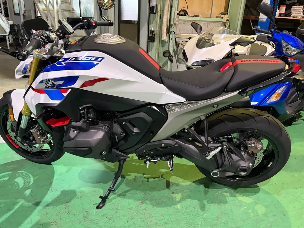 BMW R1300Rs Asa 2026, tricolor color, фото 2