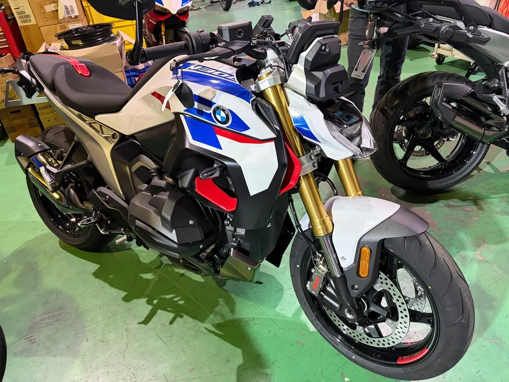 BMW R1300Rs Asa 2026, tricolor color, фото 9