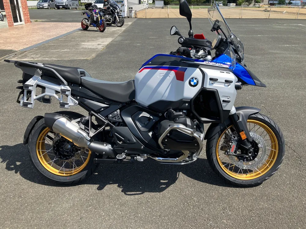 BMW R1300Gs Adv Asa 2026, white / red / blue, фото 4