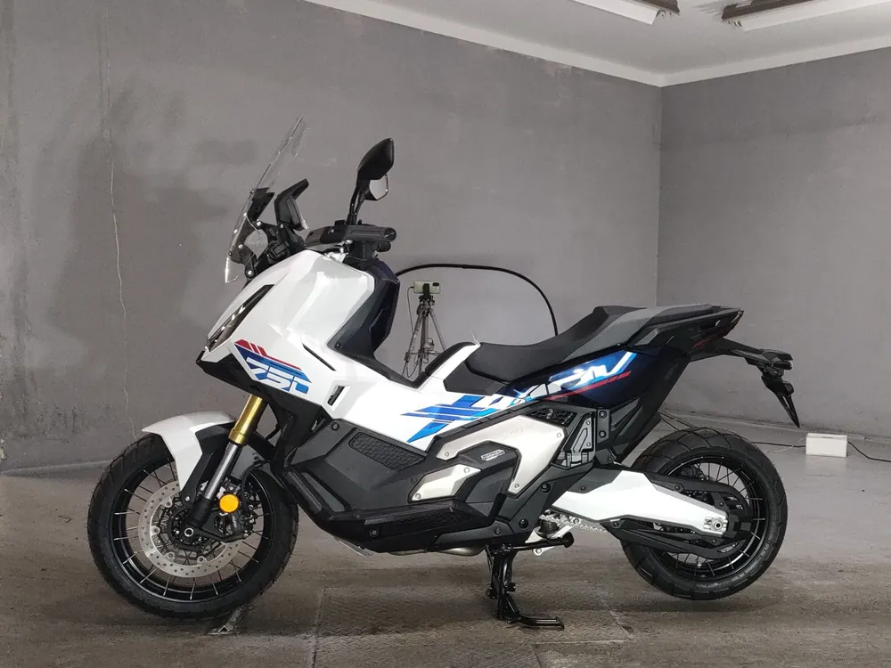 Honda X-ADV750 2026, white / blue, фото 2