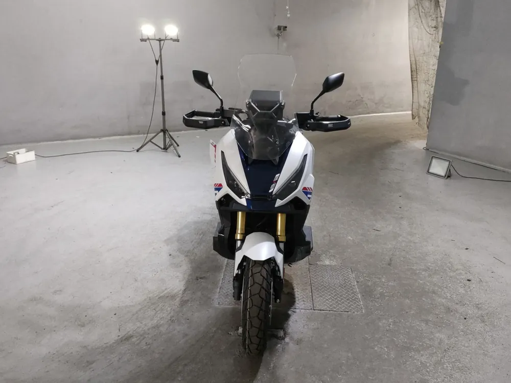 Honda X-ADV750 2026, white / blue, фото 3
