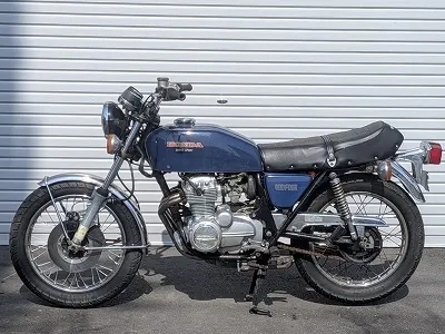 Четыре трубы, сходящиеся в одну — фирменный силуэт CB400 Four