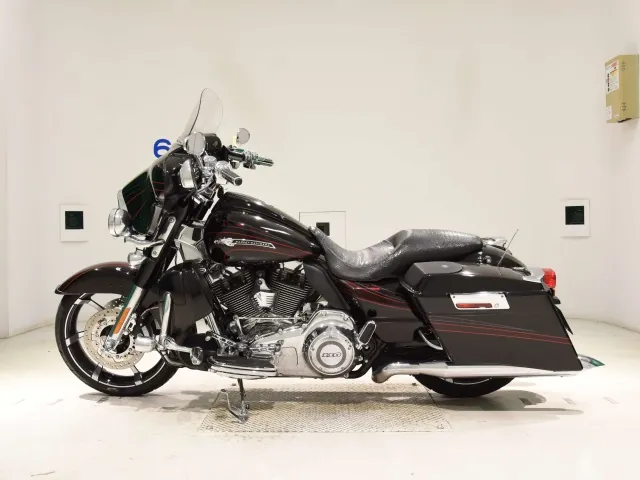 Harley-Davidson FLHXSE1800CVO 2011, red | black, фото 2