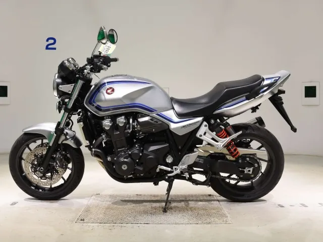 Honda CB1300 2023, серебристый, фото 2