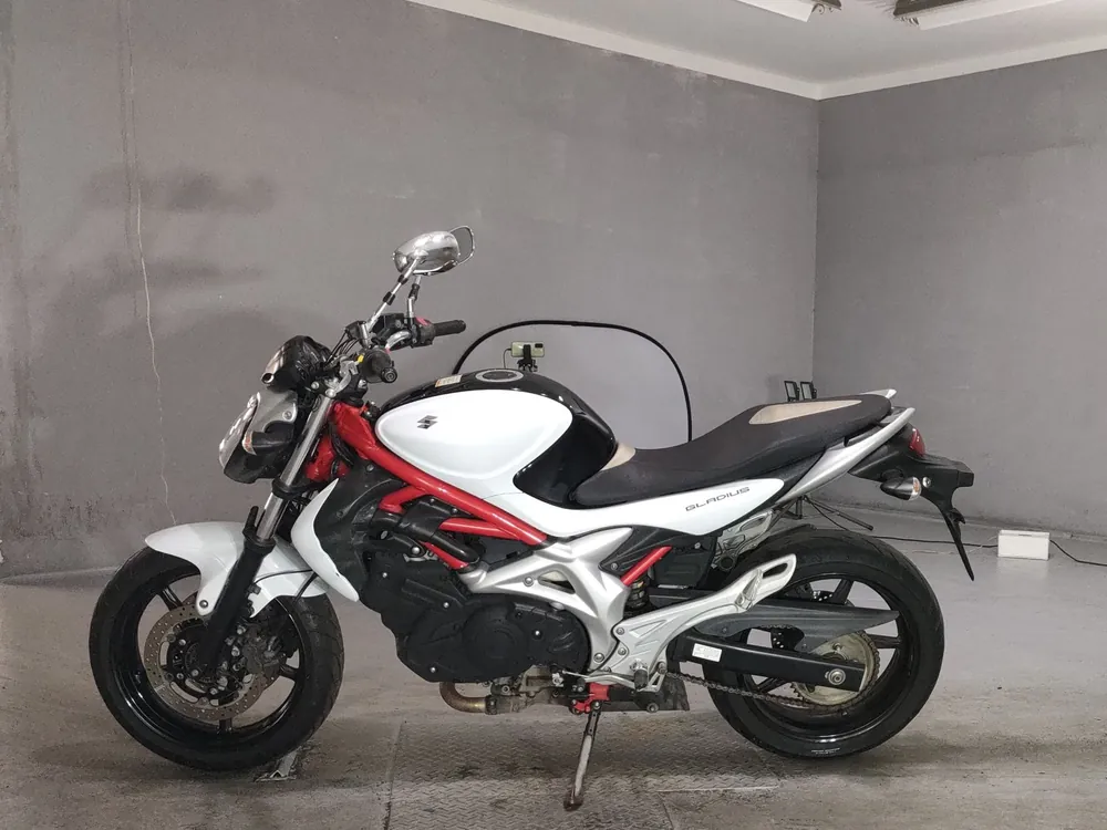 Suzuki Gladius 400 ABS 2010, white/black, фото 2