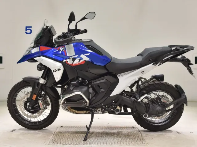 BMW R1300GS 2024, white | red | blue, фото 2