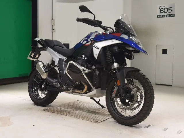 BMW R1300GS 2024, white | red | blue, фото 3