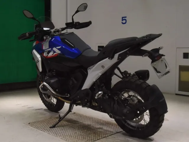 BMW R1300GS 2024, white | red | blue, фото 6
