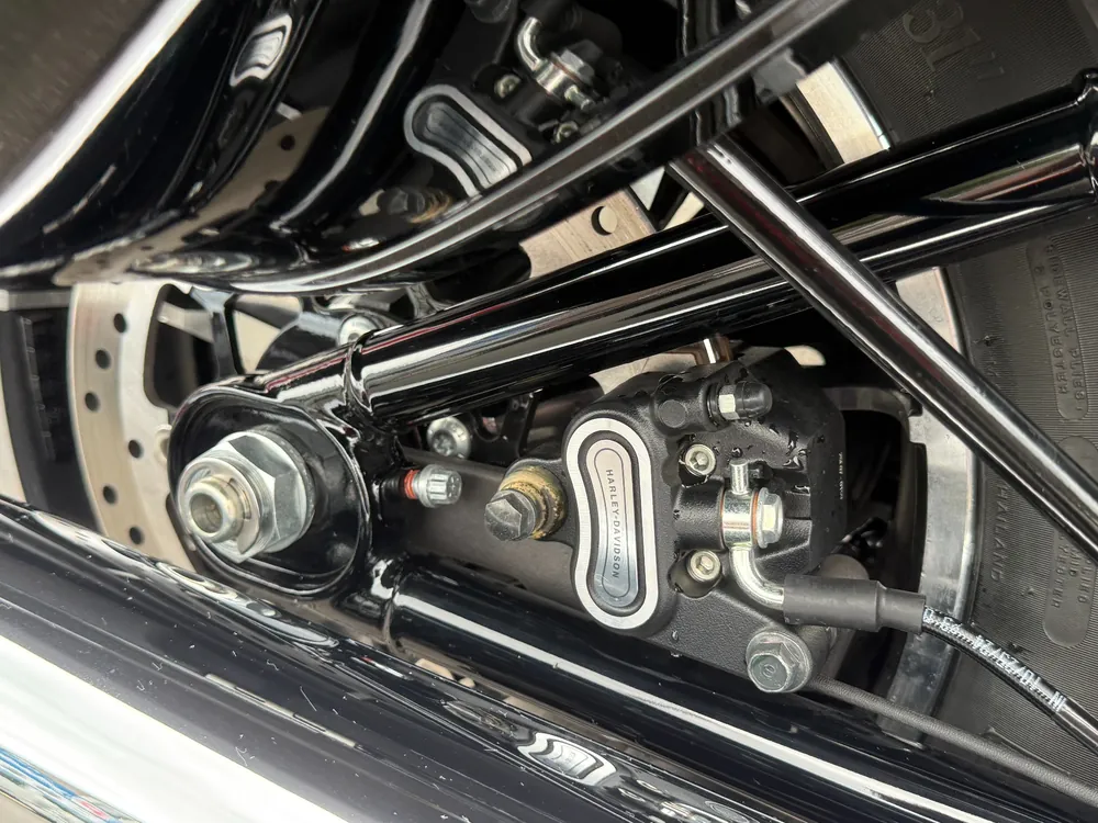 Harley-Davidson FXLRST 2026, чёрный, фото 14