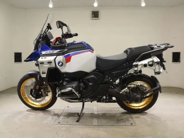 BMW R1300Gs Adv Asa 2026, white | red | blue, фото 2