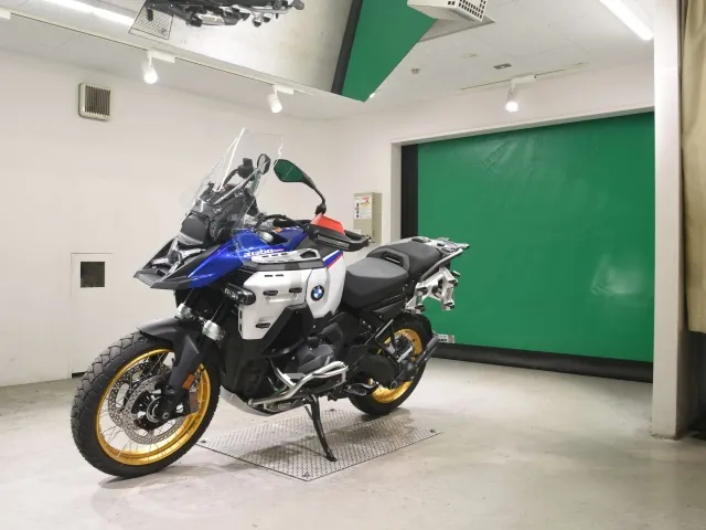 BMW R1300Gs Adv Asa 2026, white | red | blue, фото 4
