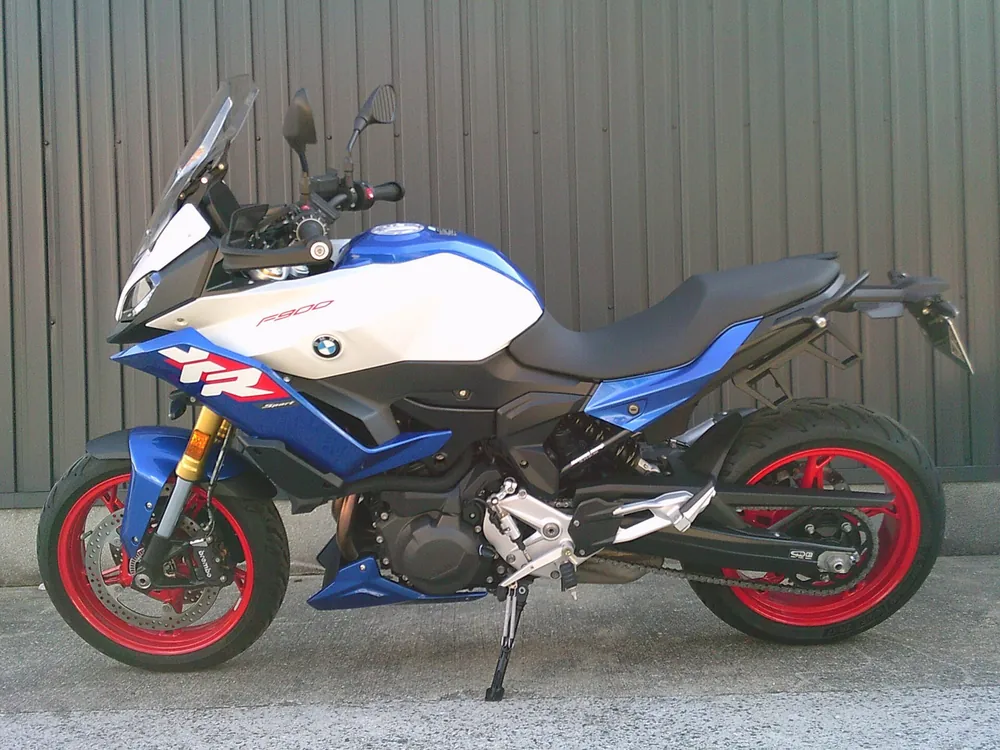 BMW F900Gs 2026, tricolor color, фото 2