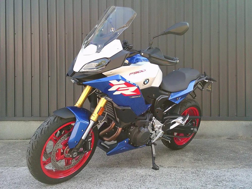 BMW F900Gs 2026, tricolor color, фото 3