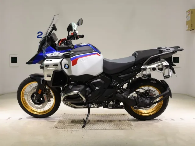 BMW R1300Gs Adv Asa 2026, white | red | blue, фото 2