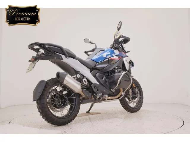 BMW R1300GS 2025, white | red | blue, фото 5