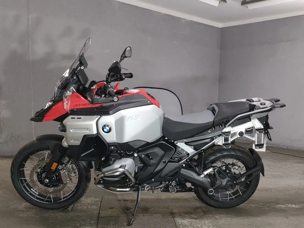 BMW R1300GS Adventure 2025, silver / red, фото 2