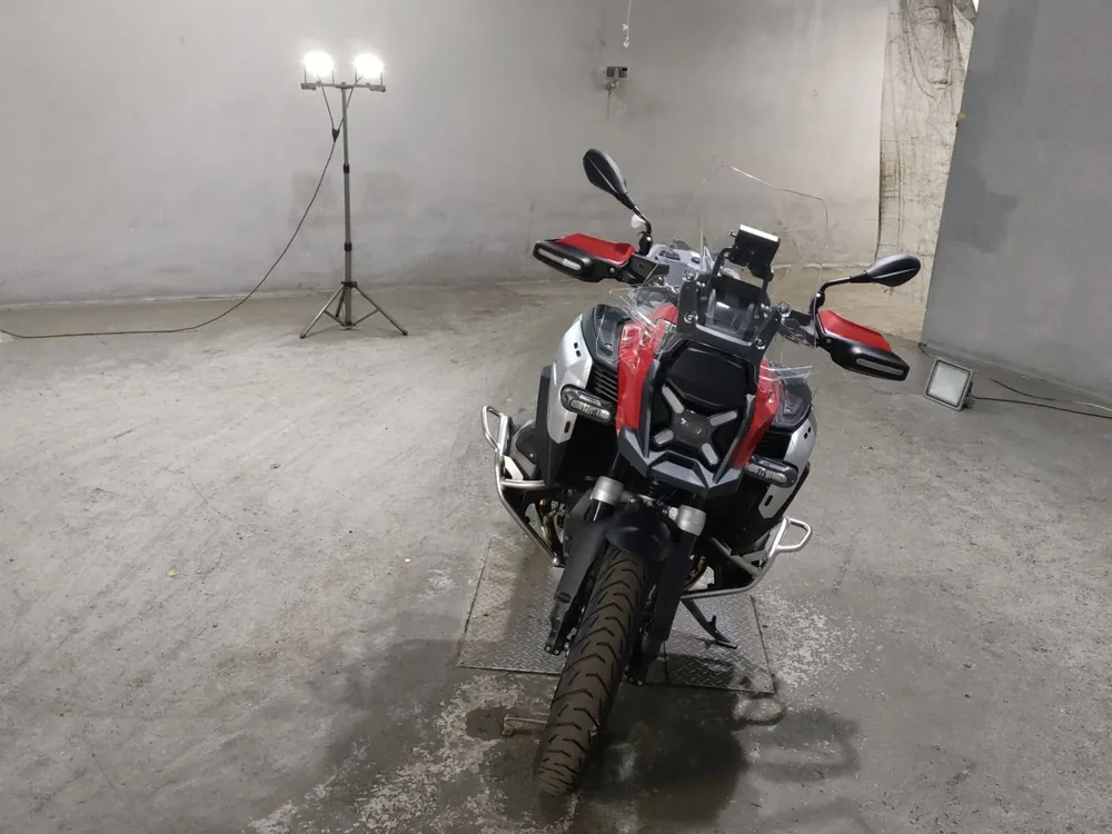 BMW R1300GS Adventure 2025, silver / red, фото 3