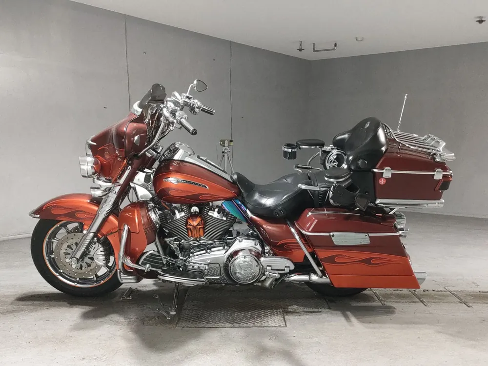 Harley-Davidson FLHTCUSE1800CVO 2010, оранжевый, фото 2