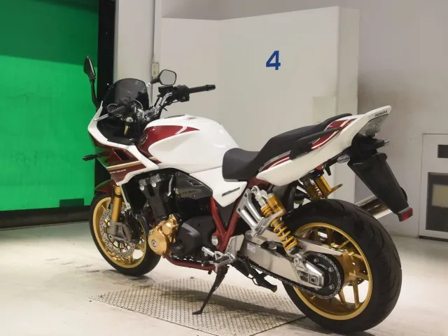 Honda CB1300 2023, белый, красный, фото 6