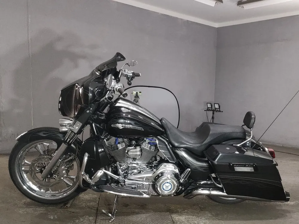 Harley-Davidson FLHXSE1800CVO 2012, чёрный, фото 2