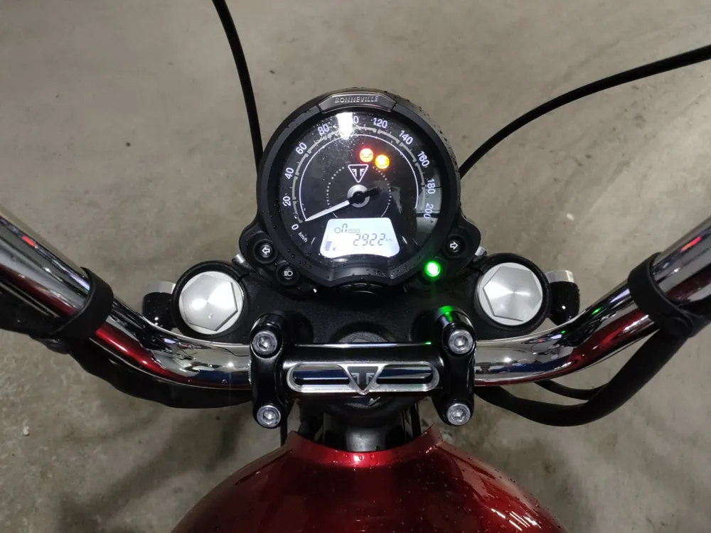 Triumph Bonneville Bo Bar 2023, красный, фото 5