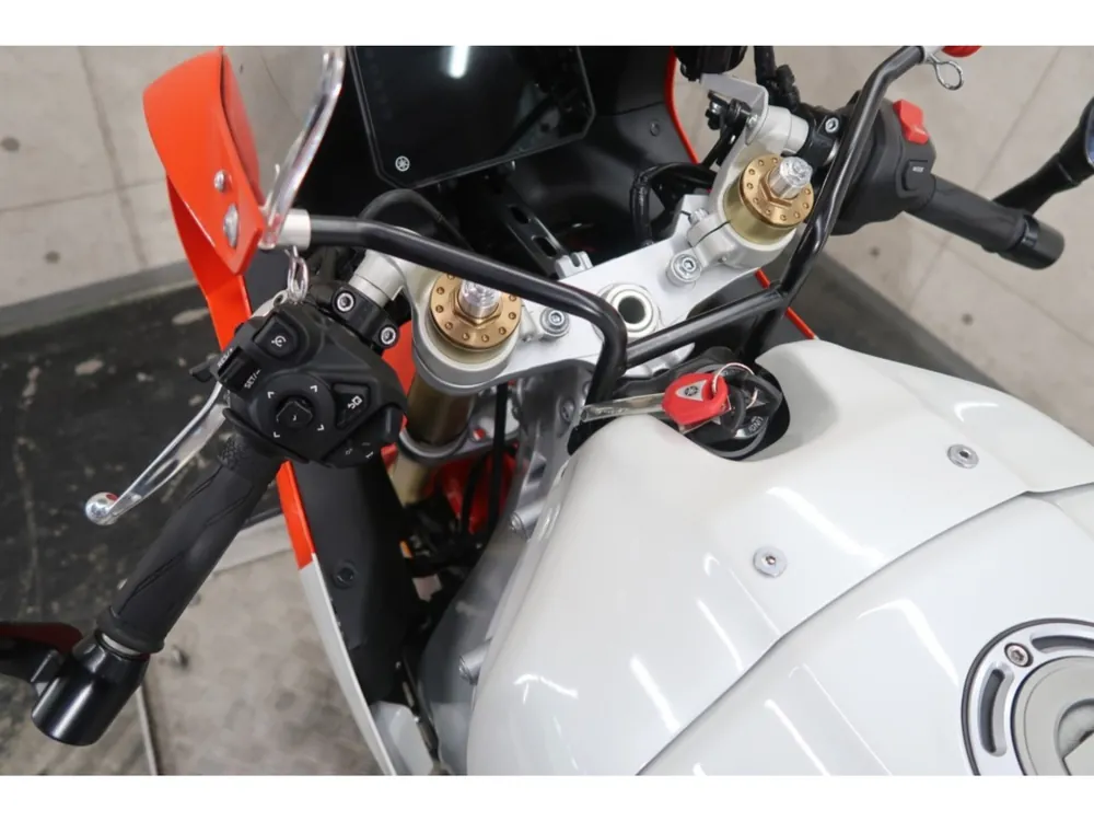 Yamaha Xsr900-2 2025, white / red / yellow, фото 8