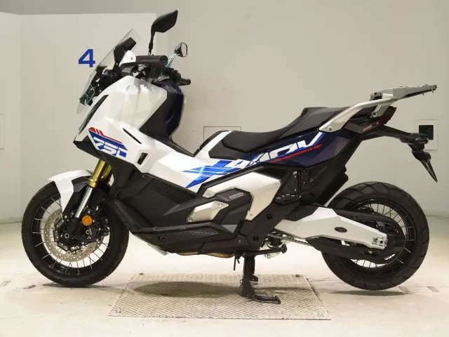 Honda X-ADV750 2026, white | red | blue, фото 2