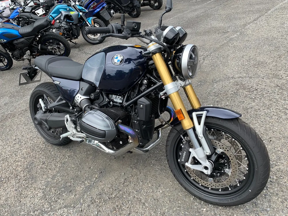 BMW R12nineT 2025, серебристый, navy blue, фото 2