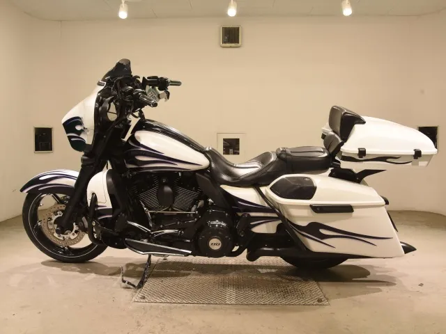 Harley-Davidson FLHXSE1800CVO 2016, белый, фото 2