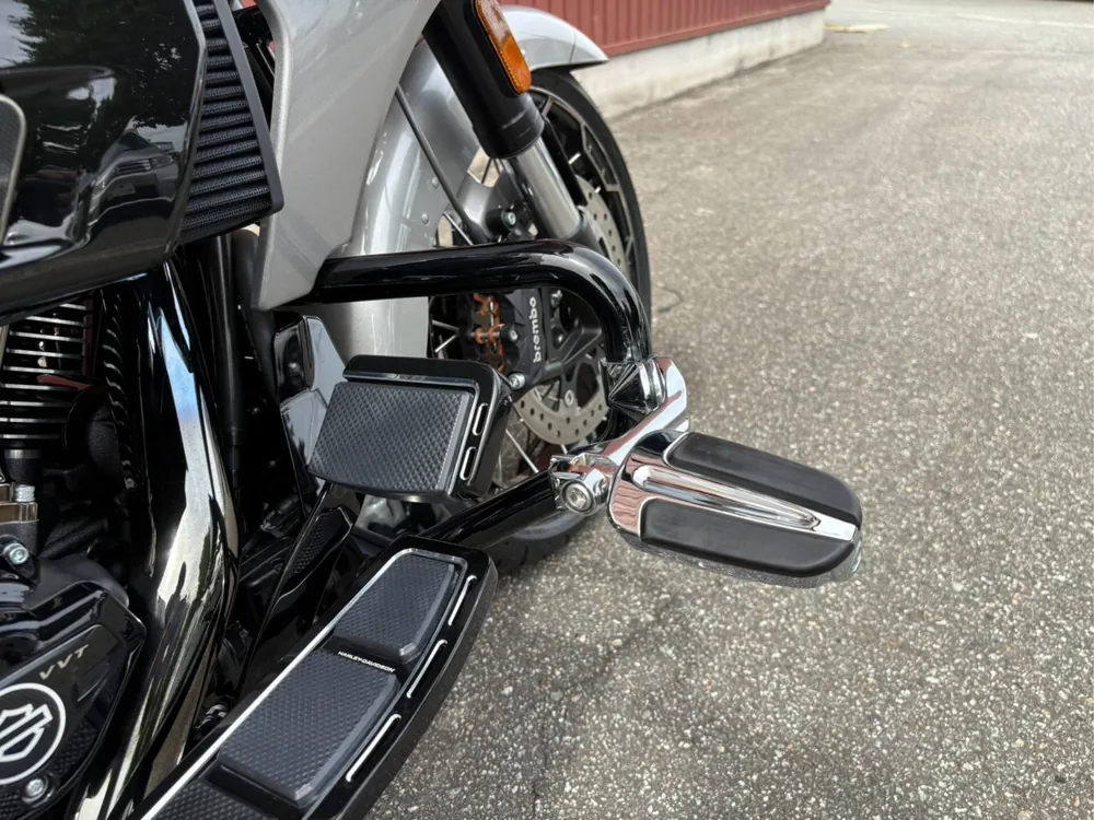 Harley-Davidson FLTRXSE1800CVO 2024, серебристый, фото 10