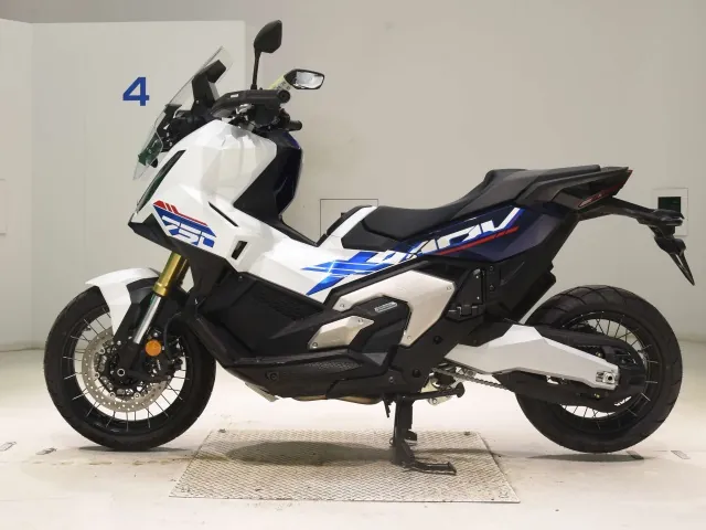Honda X-ADV750 2026, white | navy blue, фото 2
