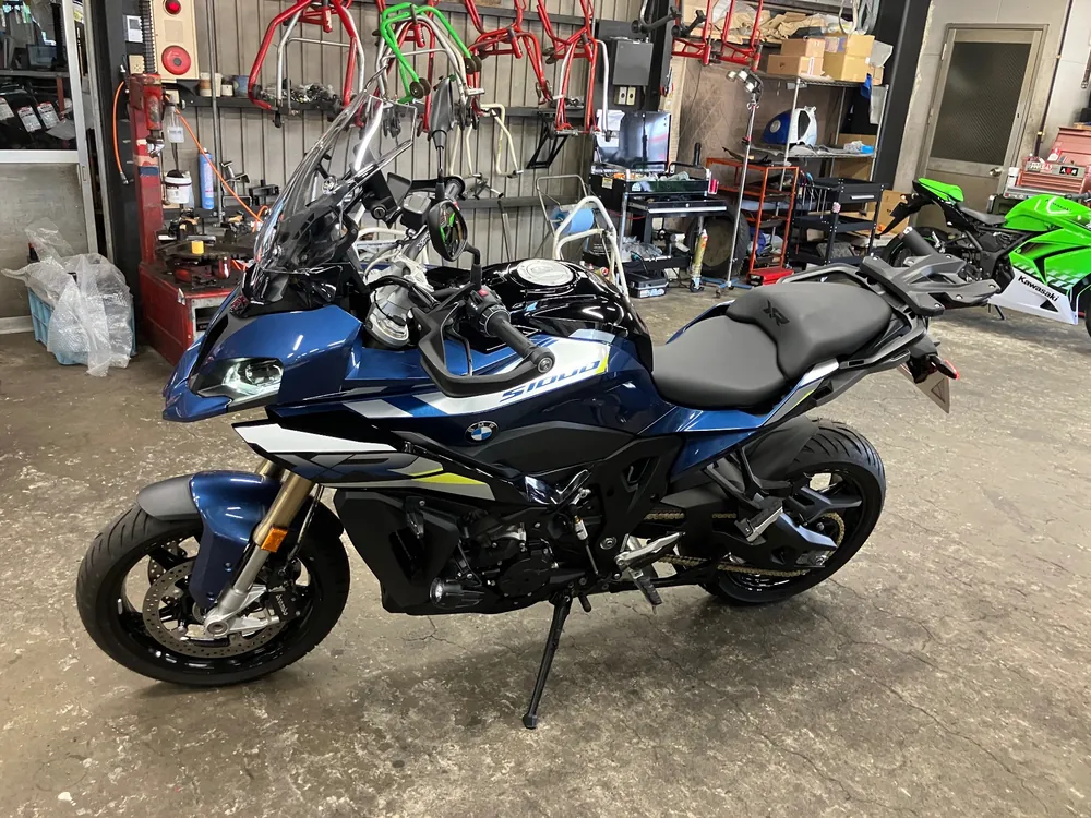 BMW S1000XR 2026, black / blue, фото 3