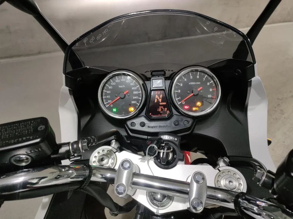 Honda CB1300 2025, white / red, фото 5