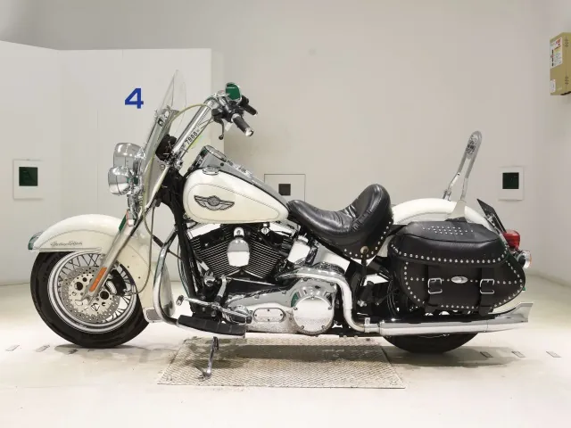 Harley-Davidson FLSTC1450 2002, белый, фото 2