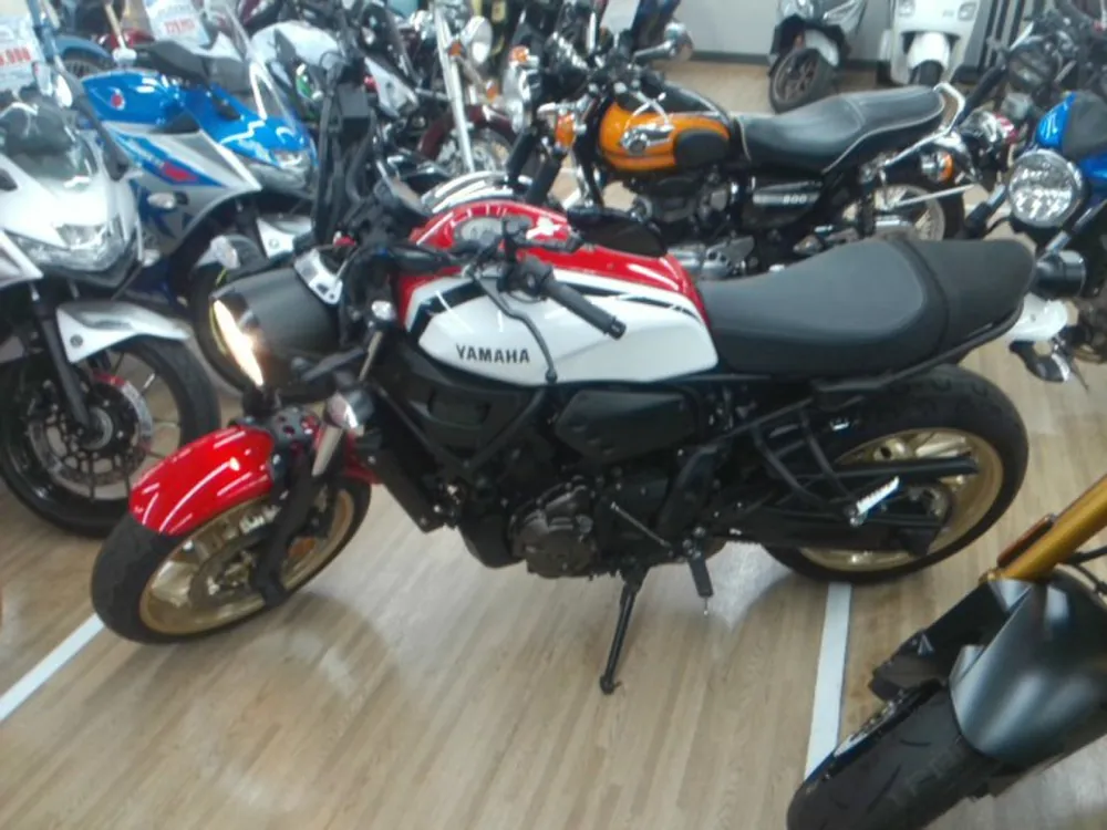 Yamaha XSR700 2021, white / red, фото 2