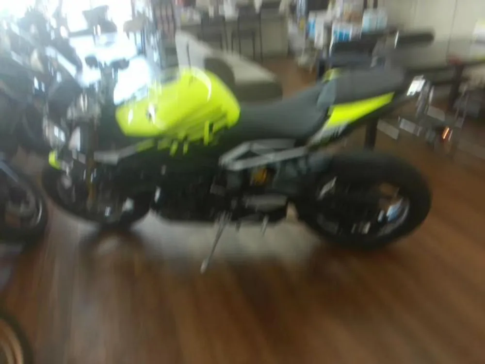 Triumph Street Triple 2023, жёлтый, фото 2