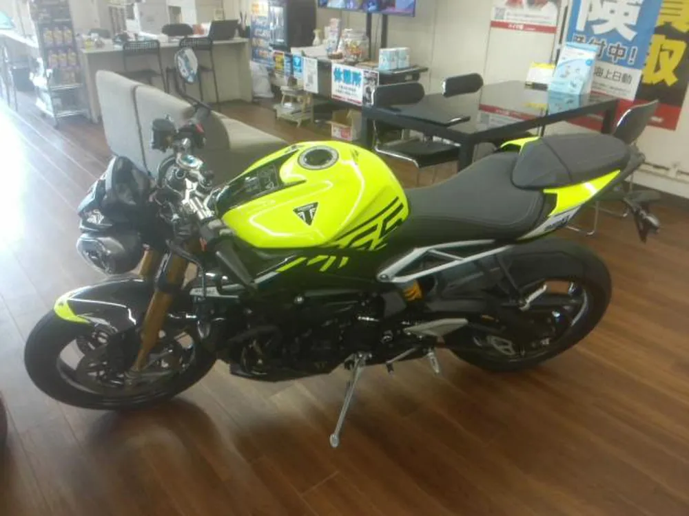 Triumph Street Triple 2023, жёлтый, фото 4