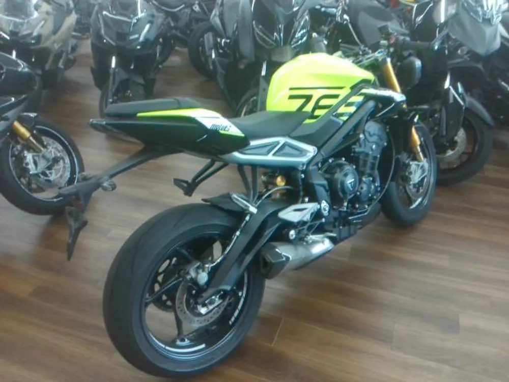Triumph Street Triple 2023, жёлтый, фото 5